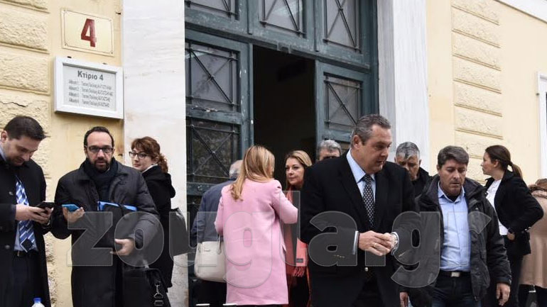 Ο υπουργός Εθνικής Άμυνας, Πάνος Καμμένος, έξω από το κτήριο 4 της Ευελπίδων