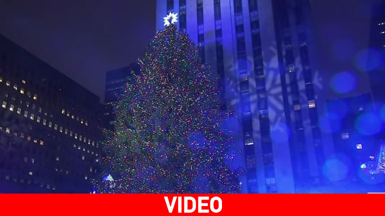 Φωταγωγήθηκε το χριστουγεννιάτικο δέντρο στο Rockefeller