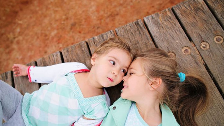 Πώς θα μεγαλώσετε ένα παιδί που νοιάζεται για τους άλλους