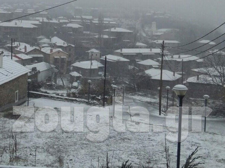 O χιονισμένος Άγιος Αθανάσιος σας περιμένει...