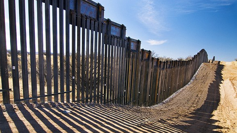 ΗΠΑ: Δήμαρχοι αμερικανικών πόλεων απευθύνουν έκκληση για ”τείχη επικοινωνίας” με το Μεξικό