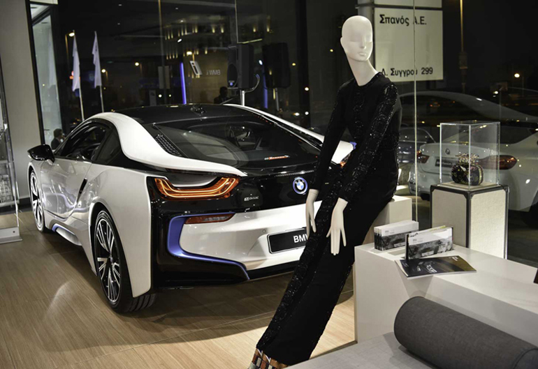 Από μία τέτοια γιορτή δεν θα μπορούσε να λείψει το εκκεντρικό και πρωτοποριακό BMW i8 που μπαίνει στην... πρίζα (καθώς κινείται και με ρεύμα), εφοδιάζεται με κινητήρα 1.5 λίτρων και έχει συνολική απόδοση 362 ίππους