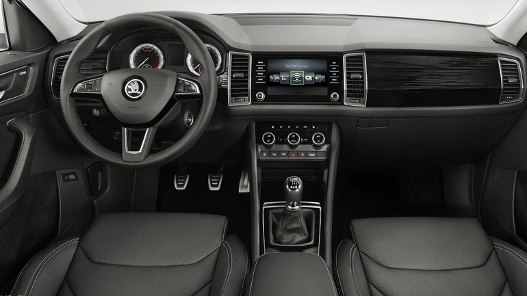 Η εικόνα του εσωτερικού και η ποιότητα των υλικών δίνουν έναν τόνο πολυτέλειας στο αυτοκίνητο