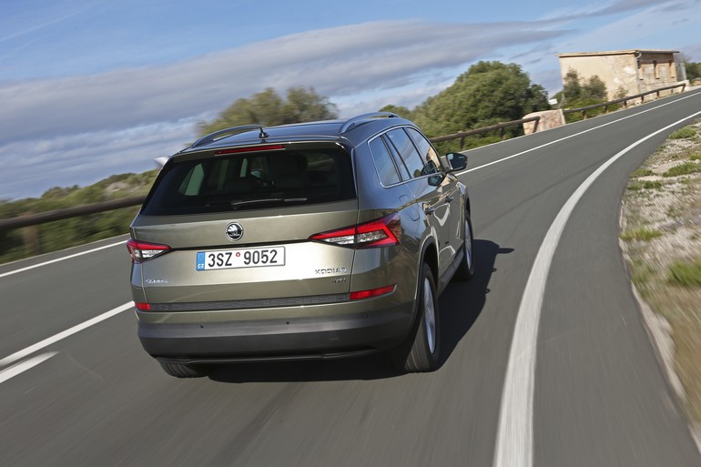 Πατάει εξαιρετικά στην άσφαλτο και στρίβει σαν crossover