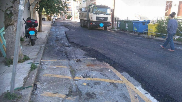 Ξαναστρώνουν τον δρόμο στο Ρέθυμνο μετά την ασφαλτόστρωση-κωμωδία