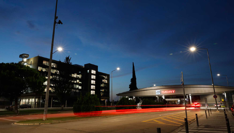 H αντικατάσταση του συμβατικού εξωτερικού φωτισμού του εργοστασίου με φώτα τεχνολογίας LED θα μειώσει την κατανάλωση κατά 80%