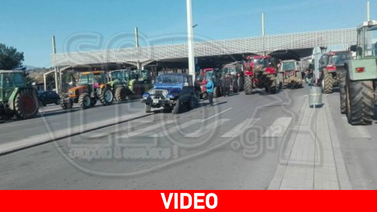 Oι αγρότες του Κιλκίς αποκλείουν με τα τρακτέρ τους το τελωνείο Ευζώνων