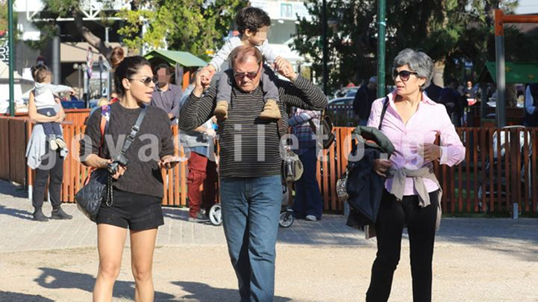 Μαριάντα Πιερίδη: Στην παιδική χαρά με τον γιο της και τους γονείς της!