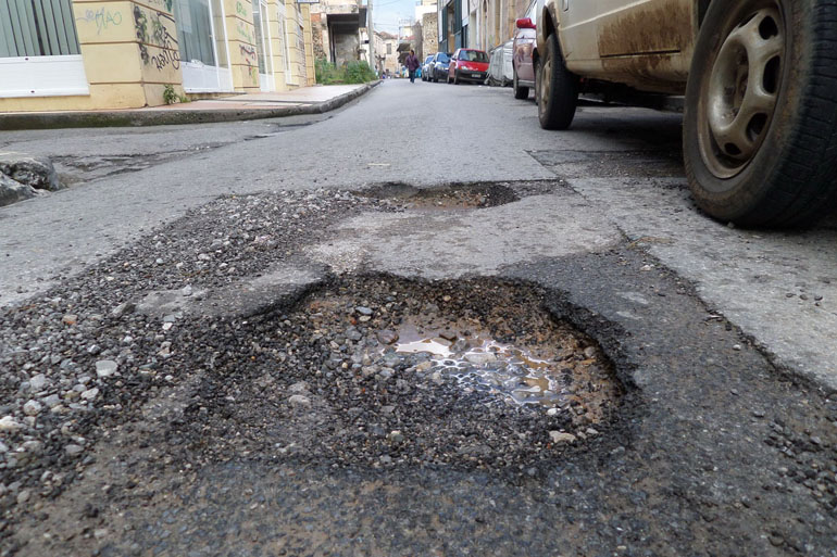 Εννοείται πως πληρώνεις τέλη κυκλοφορίας για να έχεις... δρόμους. Όχι δόμους με λακκούβες!
