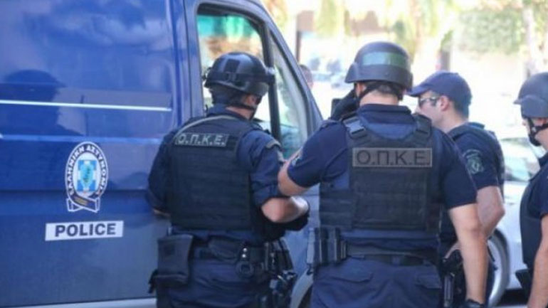 Επιτέθηκαν σε αστυνομικούς κατά τον έλεγχο σε δραπέτη φυλακών