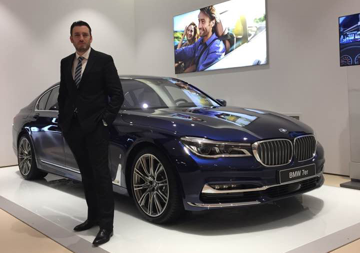O επικεφαλής δημοσίων σχέσεων του BMW Group Hellas Κωνσταντίνος Διαμαντής ποζάρει με την κορυφαία BMW Series 7...