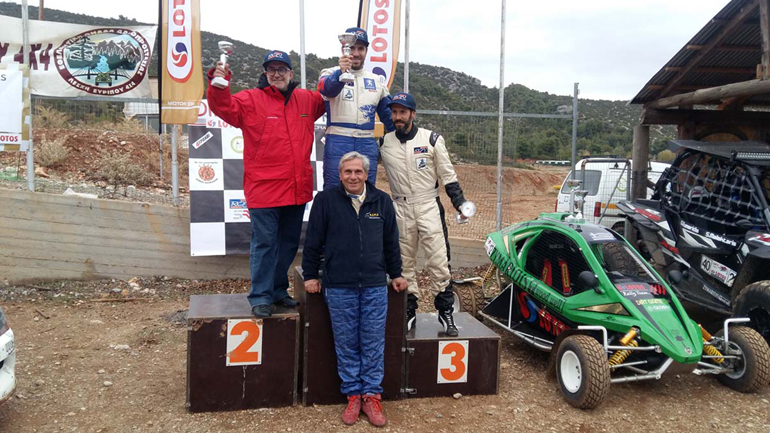 Βάθρο μετά από 10 χρόνια χωρίς αγώνες και έχοντας δίπλα του όλη την οικογένεια Χαλιβελάκη (λείπει η μαμά Κατερίνα)