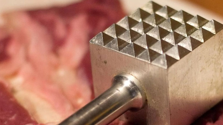 Κατασχέσεις κρεάτων σε παντοπωλείο και ψητοπωλείο του Πειραιά