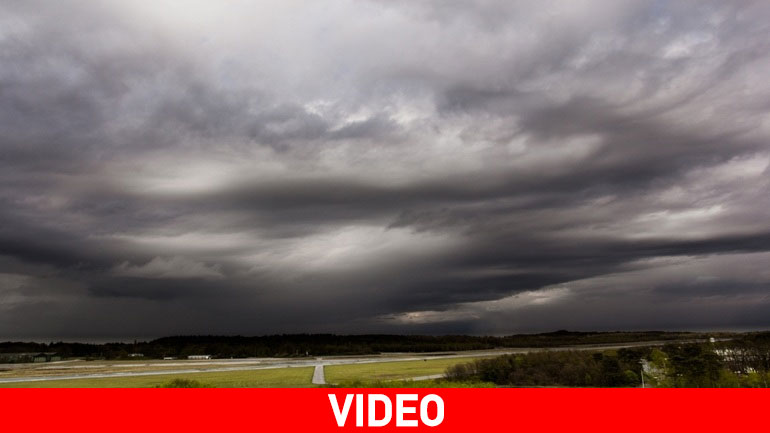 Αγρίεψε ο καιρός στην Κύπρο – Φλεγόμενο δέντρο πέφτει σε σπίτι μετά από κεραυνό!