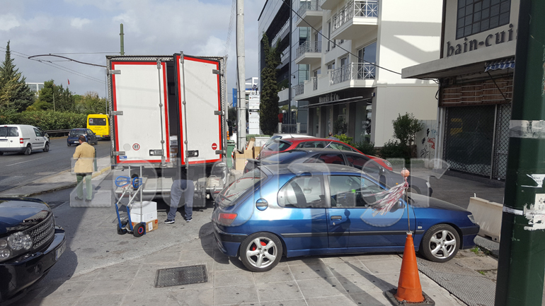 Περπατάς και... ψάχνεις το πεζοδρόμιο