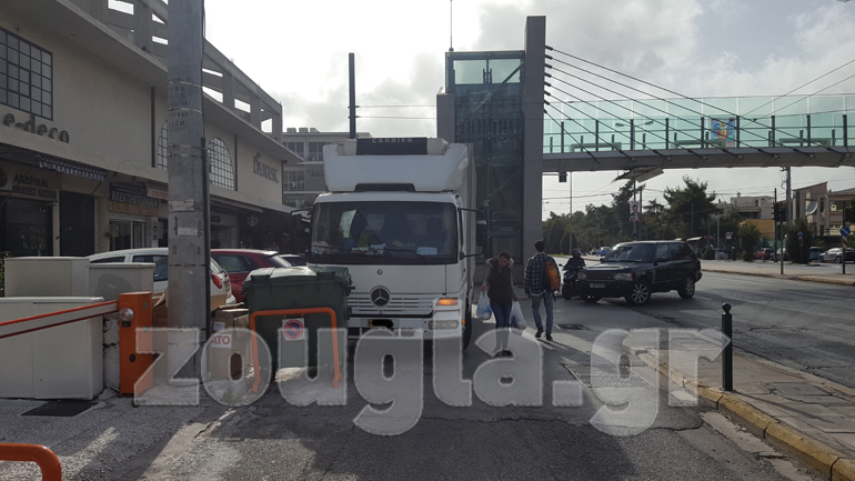 Περνάς τα... εμπόδια γυρίζεις το κεφάλι και αναρωτιέσαι πως περπατούν οι πεζοί...