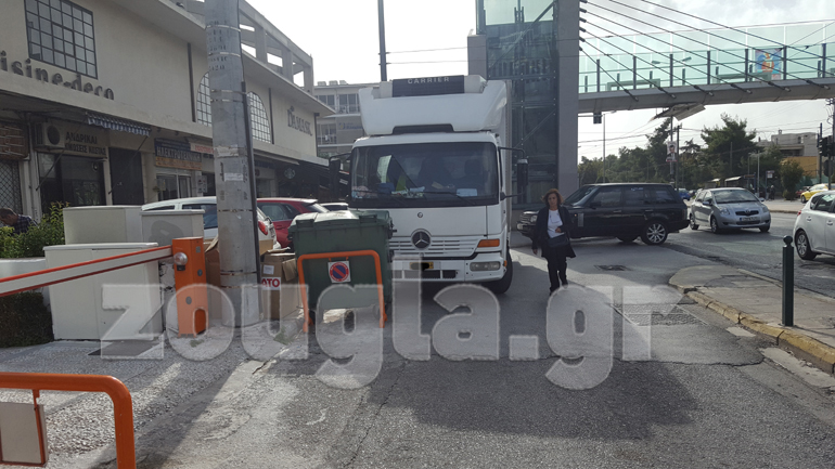 Στο βάθος το μεγάλο SUV βρήκε και αυτό το... πάρκινγκ του!