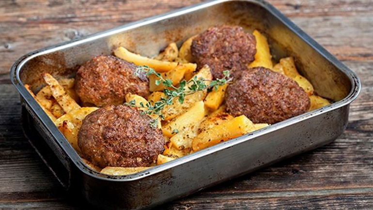 Σπιτική συνταγή: Αφράτα μπιφτέκια με λεμονάτες πατάτες φούρνου