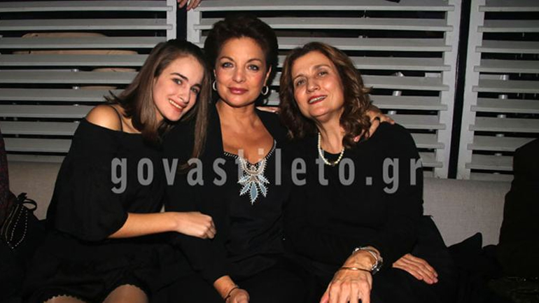 Άντζελα Γκερέκου: Στα μπουζούκια με την κόρη και τη μητέρα της