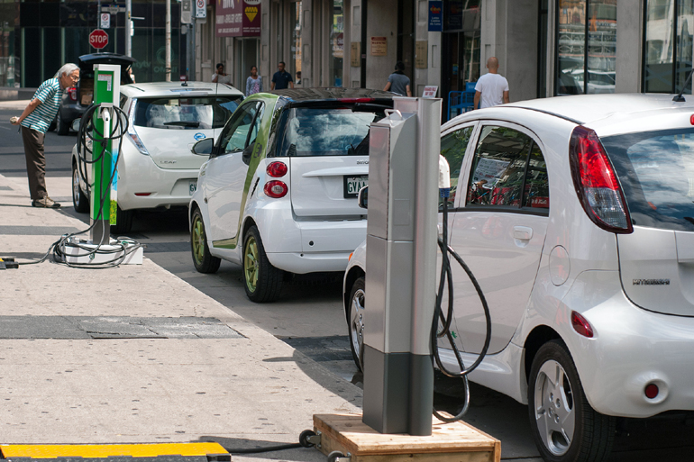 Στα σύγχρονα κράτη δίνουν κίνητρα για οχήματα που δεν ρυπαίνουν όπως τα ηλεκτρικά ενώ υπάρχουν υποδομές. Στην Ελλάδα ακόμα δεν υπάρχει κανένας δημόσιος σταθμός φόρτισης ηλεκτρικών... Κατά τα άλλα θα απαγορευτούν τα diesel!