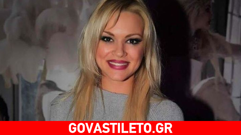 Η Βίκυ Κάβουρα ποζάρει μόνο με το μπουρνούζι της