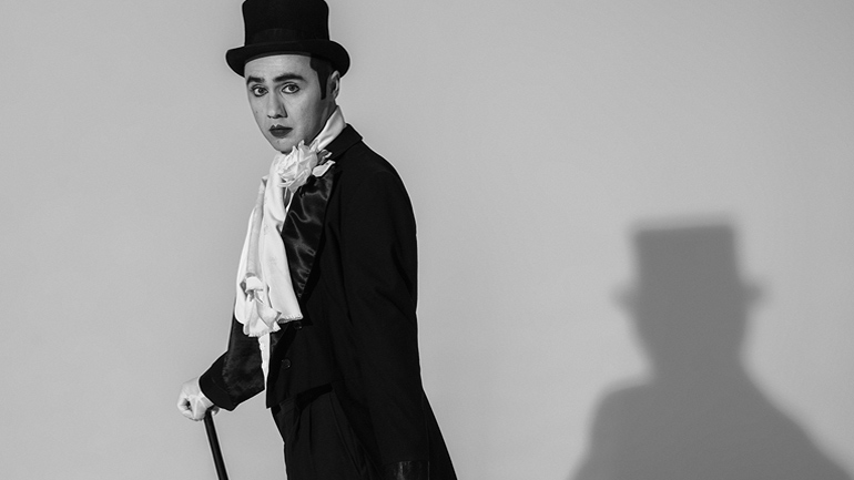 Τελευταίες παραστάσεις για το έργο «Ο Πίθηκος του Κάφκα» του Κόλιν Τίβαν στο Από Μηχανής Θέατρο