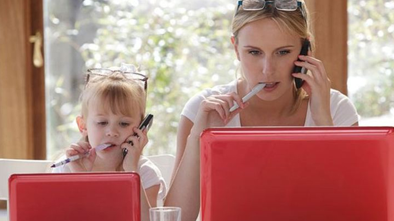 Αυτά είναι τα θετικά του να είσαι εργαζόμενη μητέρα