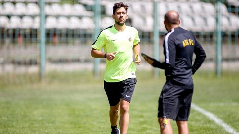 ΑΕΚ: Εκτός προπόνησης ο Μπακασέτας που δεν προλαβαίνει τον Λεβαδειακό