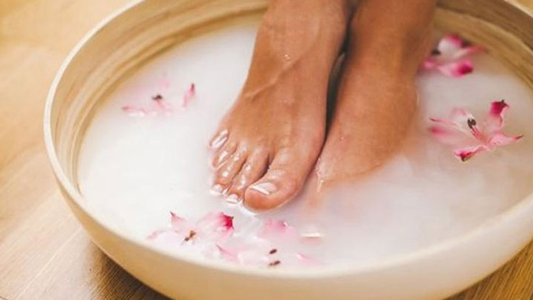 Φυσικές συνταγές για όμορφα και ξεκούραστα πόδια