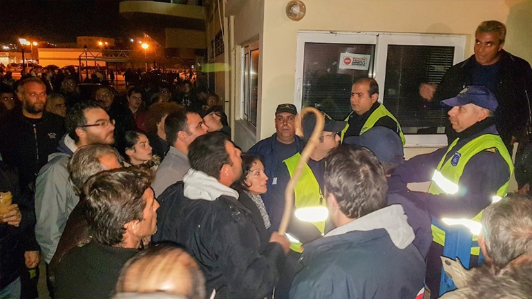 Ηράκλειο: Αγρότες προσπάθησαν να μπουν στο λιμεναρχείο