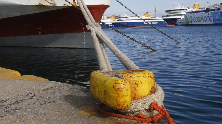 Δεμένα τα πλοία στα λιμάνια