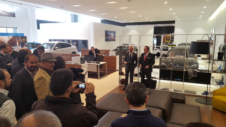 Αριστερά o πρόεδρος και διευθύνων σύμβουλος  της Σφακιανάκης ΑΕΒΕ Σταύρος Τάκη και δεξιά ο πρόεδρος και διευθύνων σύμβουλος του BMW Group Hellas  Karim Christian Haririan