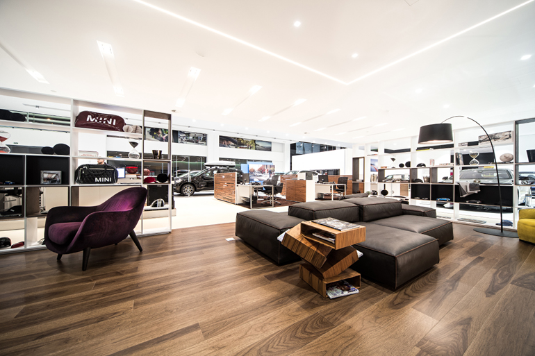 Εσωτερικός χώρος αντιπροσωπείας αυτοκινήτων...