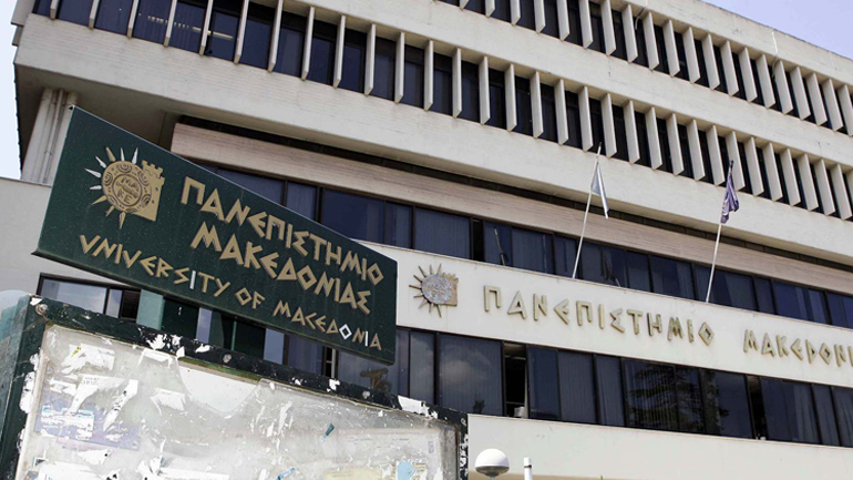 Χειροποίητα στολίδια από τον σύλλογο Συνδρόμου Down Ελλάδος, στο Χριστουγεννιάτικο Δένδρο του Πανεπιστημίου Μακεδονίας