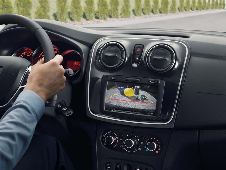 Και τα δύο μοντέλα διαθέτουν κάμερα οπισθοπορείας