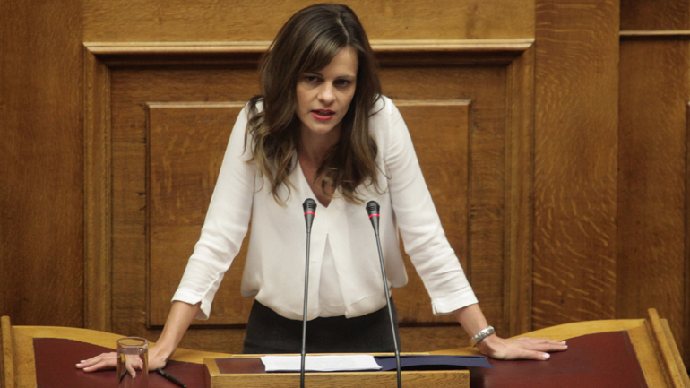 Η εμφάνιση στη Βουλή της νέας υπουργού