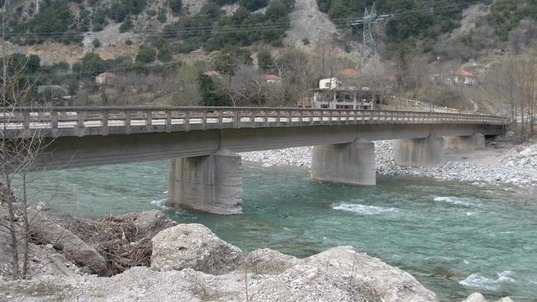 Άρτα: Ανασύρθηκαν τμήματα της ιστορικής γέφυρας Κοράκου στον Αχελώο