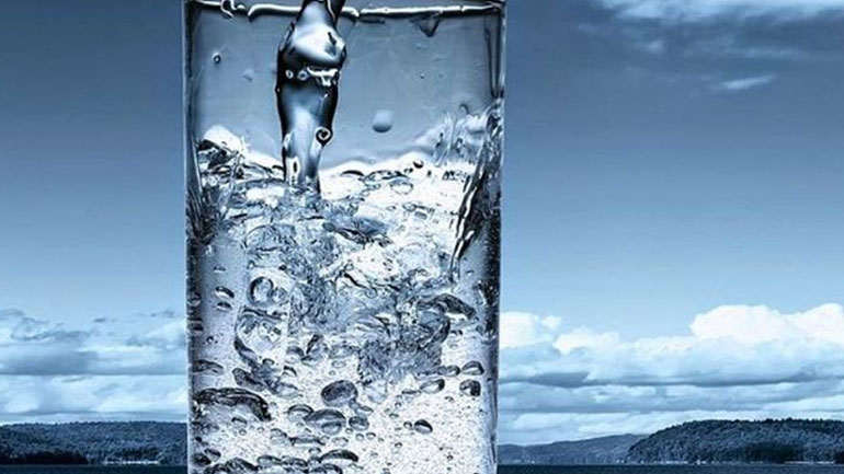 Πέντε λόγοι για να πίνετε νερό με άδειο στομάχι