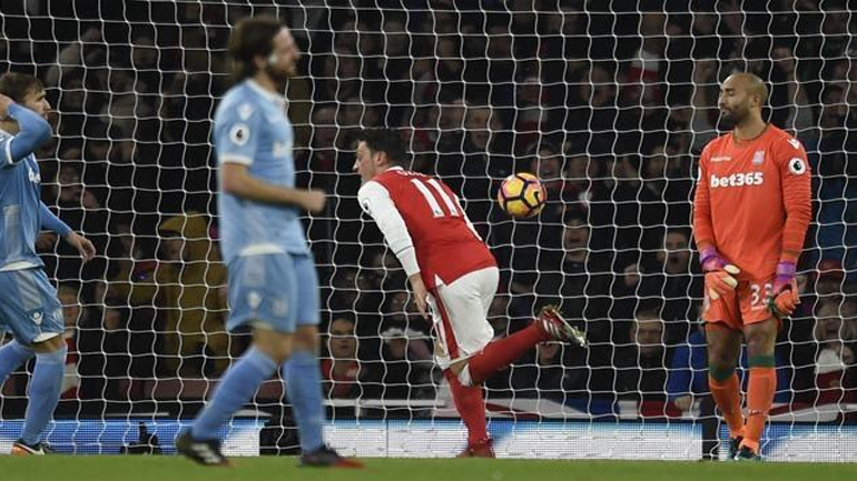 Στην κορυφή η Άρσεναλ, 3-1 τη Στόουκ