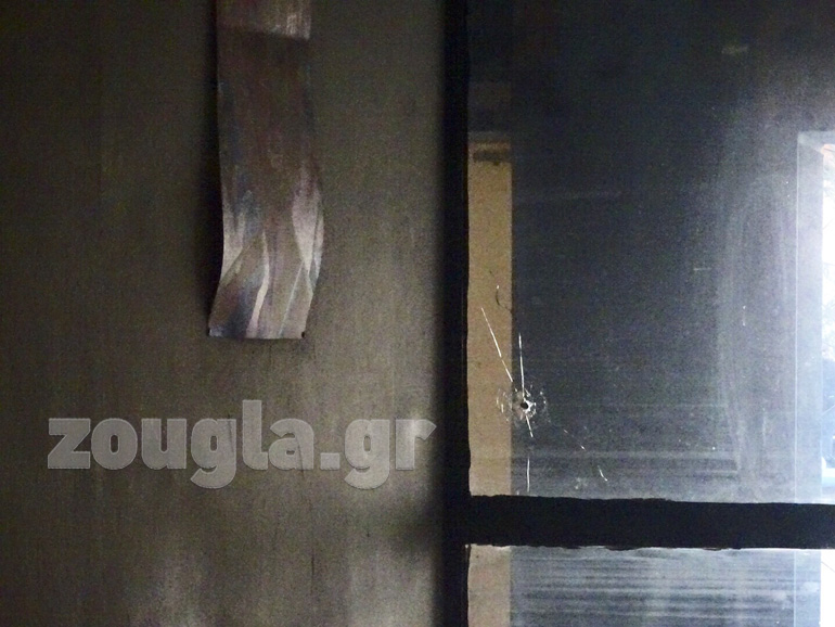 Μία σφαίρα κατέληξε σε τζαμαρία καφετέριας της περιοχής