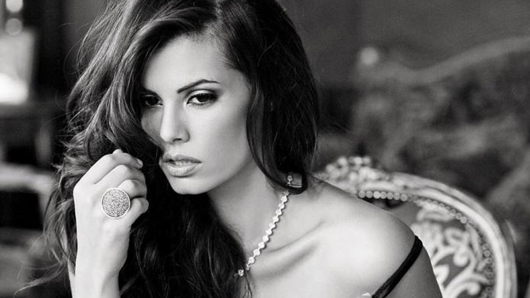 Μαρία Κορινθίου: Στην αστυνομία εξαιτίας θαυμαστή της!