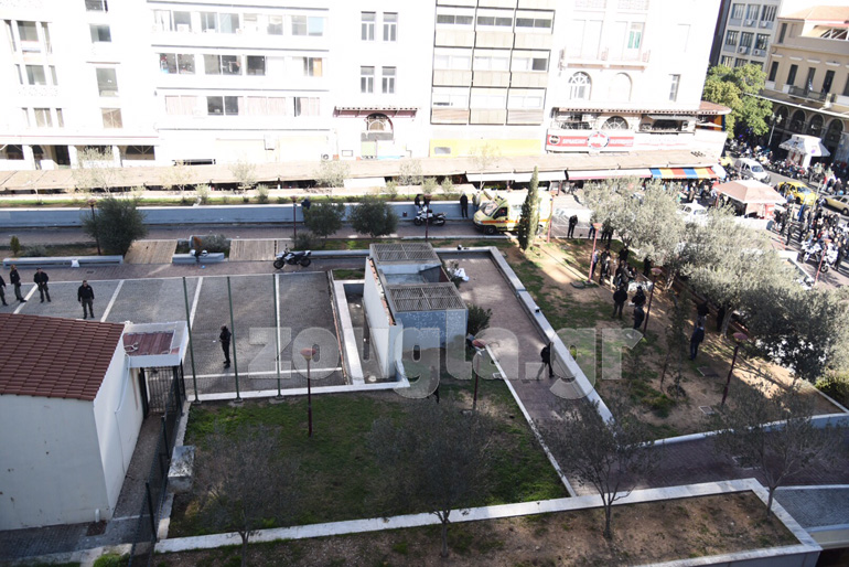 Η σορός του άνδρα που έβαλε τέρμα στη ζωή του, στην πλατεία Θεάτρου