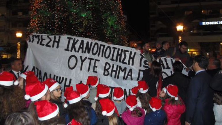 Το χριστουγεννιάτικο δέντρο «άναψε» με διαμαρτυρία από τους φοιτητές