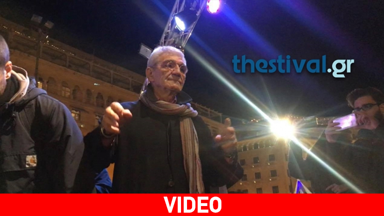 Ο Μπουτάρης χορεύει στους ρυθμούς των Χριστουγέννων επί σκηνής