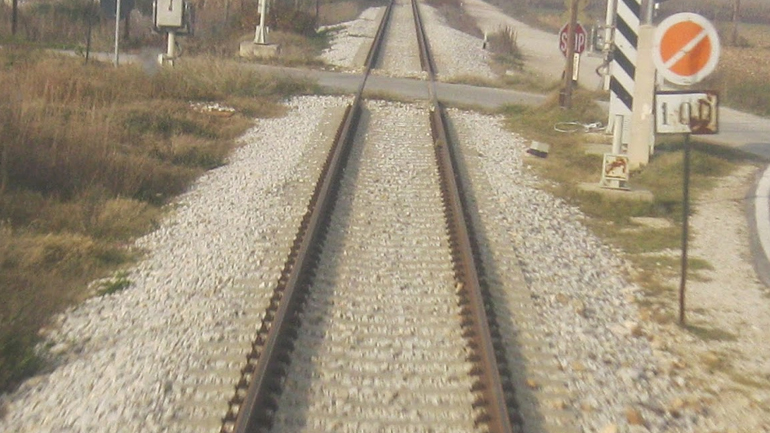 Λάρισα: Αυτοκίνητο ανατράπηκε πάνω στις γραμμές του ΟΣΕ