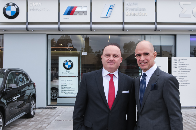 O Πρόεδρος και Διευθύνων Σύμβουλος του BMW Group  Christian Haririan (αριστερά) μαζί με το Πρόεδρο της εταιρείας Σφακιανάκης, Σταύρος Τάκη