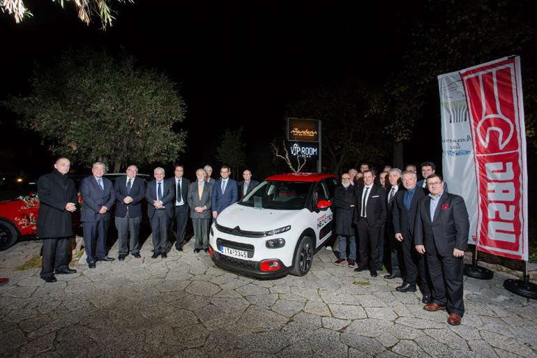 To Citroen C3 είναι το νέο Αυτοκίνητο της Χρονιάς για την Ελλάδα. Στην φωτογραφία με τα μέλη του θεσμού που ψήφισαν...