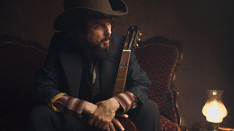 Ο Vinicio Capossela στη σκηνή του Half Note Jazz Club