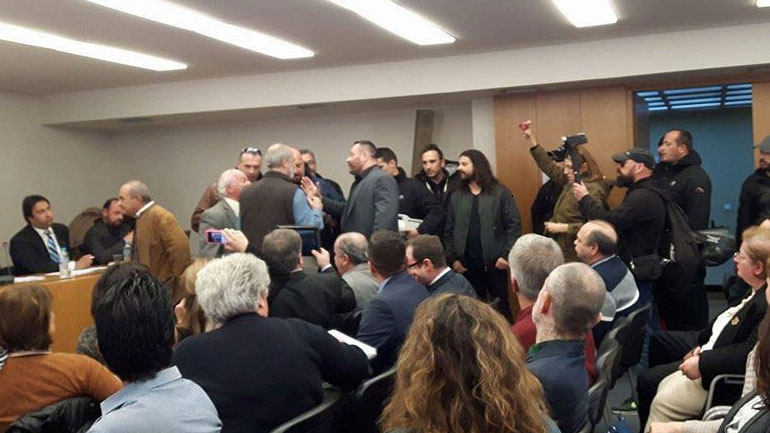 Βουλευτές και μέλη της Χρυσής Αυγής εισέβαλαν σε εκδήλωση της ΕΣΗΕΑ