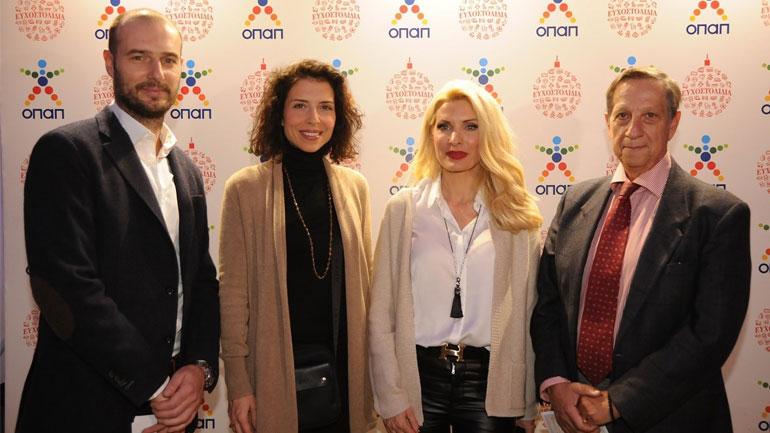 Πετρ Ματεγιόφσκι, Έλσα Σταθοπούλου, Ελένη Μενεγάκη και Γιώργος Παπαδάκης, στη εκδήλωση που πραγματοποιήθηκε εχθές στο Smart Park για την ενεργοποίηση της δράσης Ευχοστολίδια